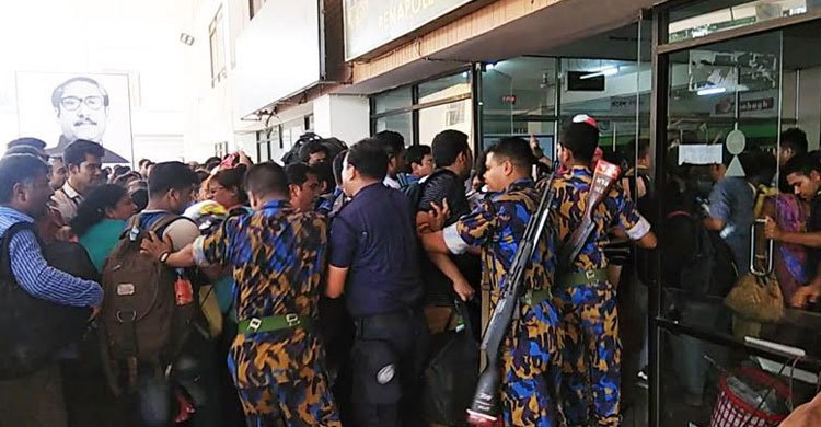 ভারতে ঈদের ছুটি কাটাতে বেনাপোলে যাত্রীদের উপচে পড়া ভিড়