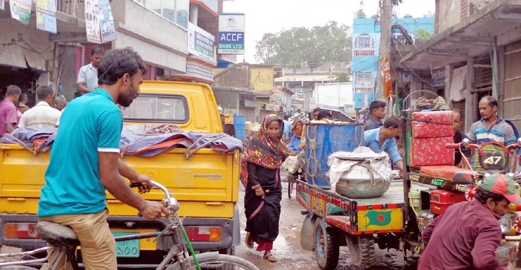 রাস্তার ওপর মাছ বাজার