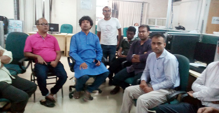 সাংবাদিকদের অবস্থান কর্মসূচিতে হামলার অভিযোগ