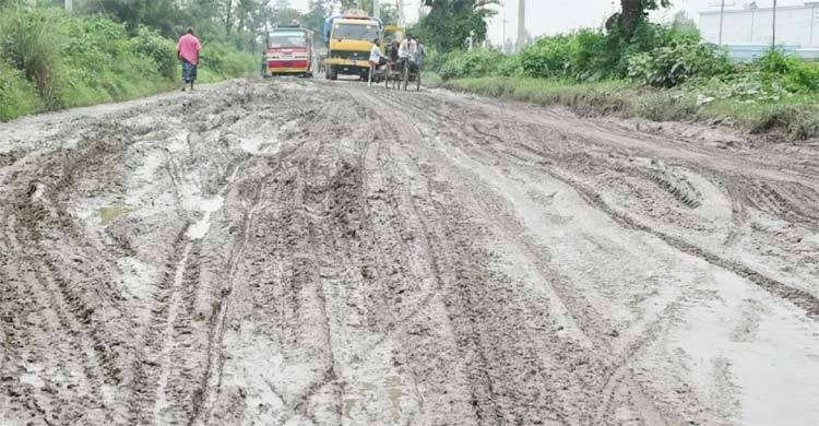 জয়পুরহাটে রাস্তা সংস্কারের দাবিতে চলছে পরিবহন ধর্মঘট