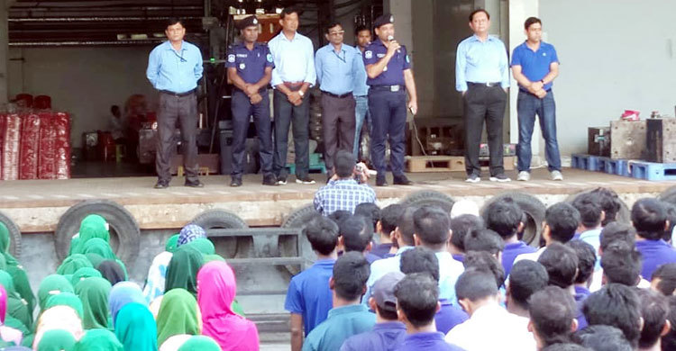 গুজব ও ডেঙ্গু সচেতনতায় শিল্প প্রতিষ্ঠানে গাজীপুর পুলিশ