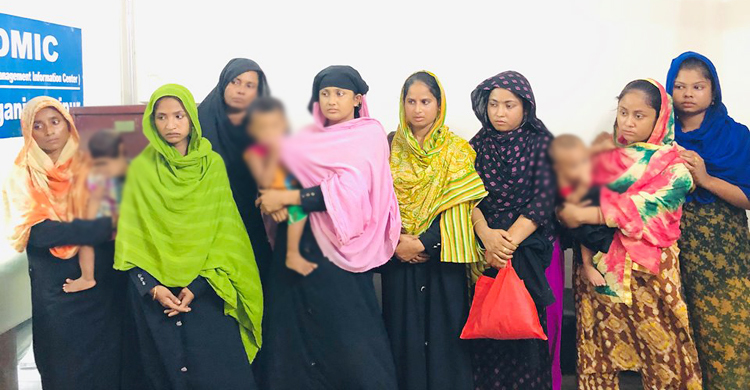 গাজীপুরে ছেলেধরা সন্দেহে ৮ নারীকে পুলিশে সোপর্দ