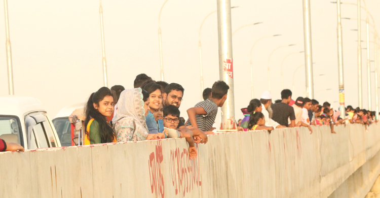 কালীগঞ্জে বিনোদনের ভরসা রেল স্টেশন-ব্রিজ