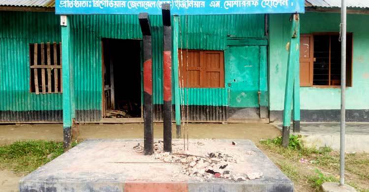 বিদ্যালয়ের শহীদ মিনার ভাঙল কারা?