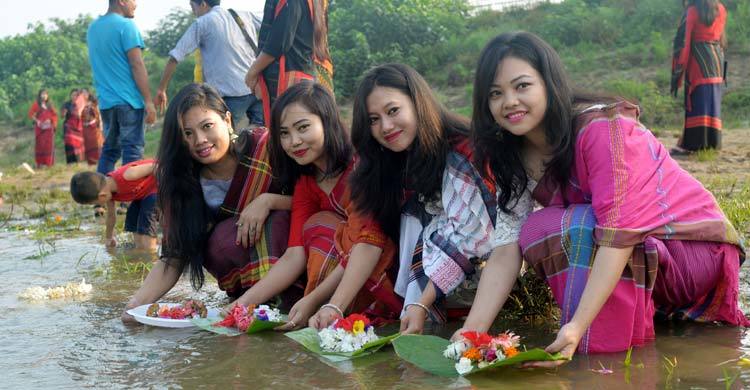 খাগড়াছড়িতে চাকমাদের ফুলবিঝু উৎসব