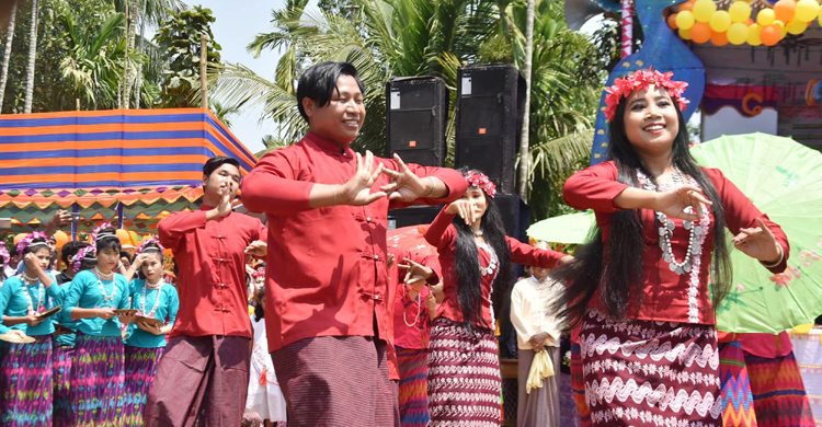 পাহাড়ে রঙিন উৎসব