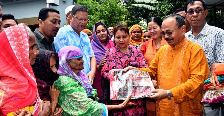 খাগড়াছড়িতে দুস্থদের মাঝে ঈদের পোশাক বিতরণ