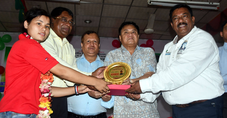 পাহাড়ের তিন ফুটবল কন্যাকে গণসংবর্ধনা