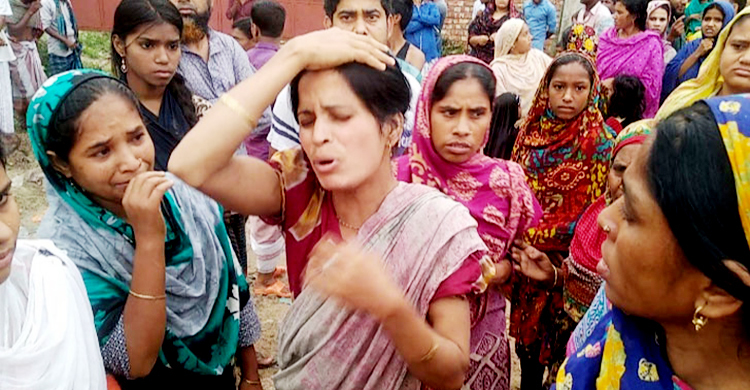 প্রকাশ্যে নারী পোশাক শ্রমিককে গলা কেটে হত্যা