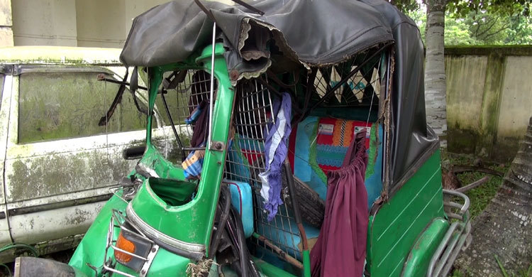 ট্রাকচাপায় প্রাণ গেল অটোরিকশার চার যাত্রীর