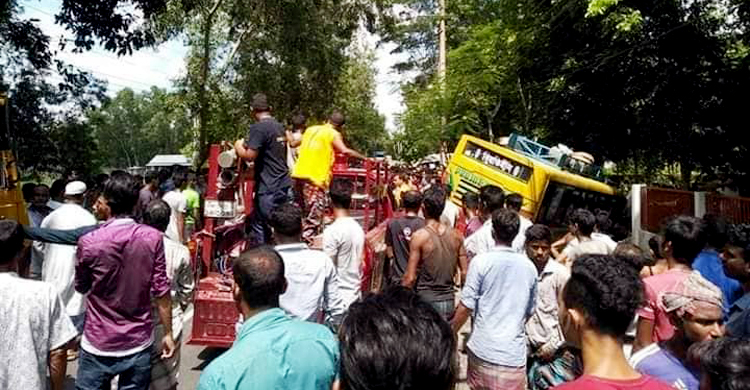 ট্রেন দুর্ঘটনার পর এবার বাস উল্টে খাদে, মুক্তিযোদ্ধা নিহত