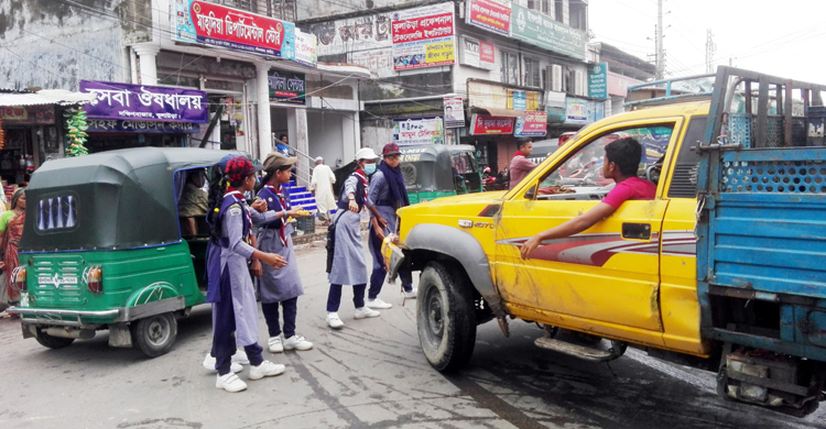 ঈদযাত্রায় ট্রাফিক পুলিশের ভূমিকায় মেয়েরা