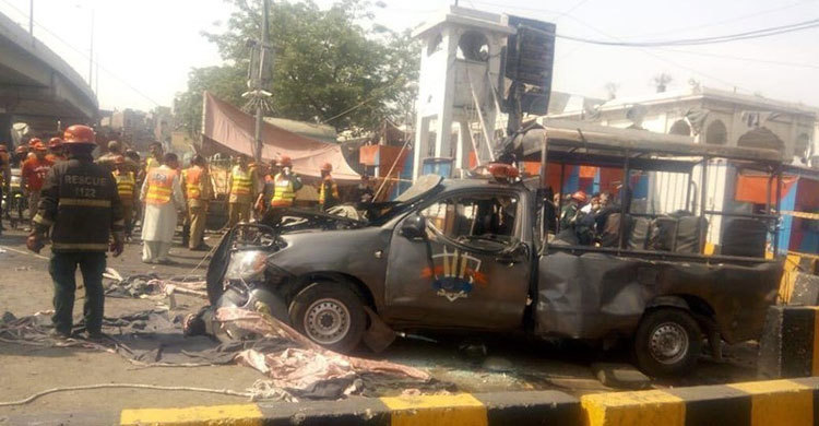 Bomb targeting Pakistani police at shrine kills 8 in Lahore