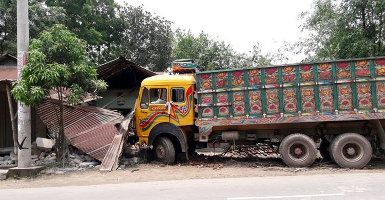 ঘরের ভেতর ঢুকে মা-মেয়েকে চাপা দিল ট্রাক