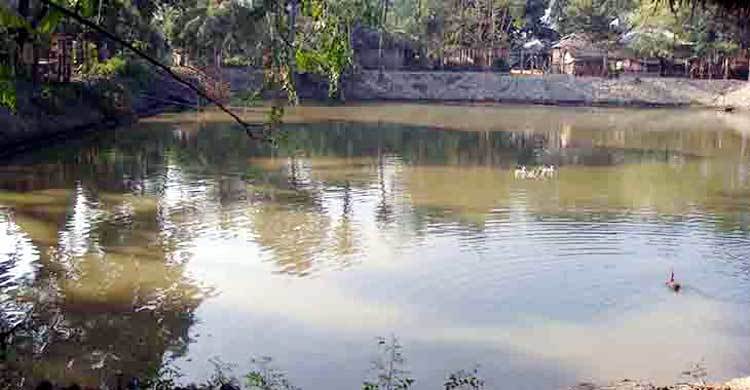 বাবা-মা যে যার কাজে, ডুবে মরল ছেলে