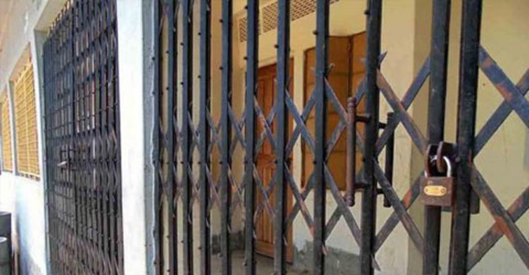 স্কুলে তালা, সভাপতির বিরুদ্ধে থানায় প্রধান শিক্ষক