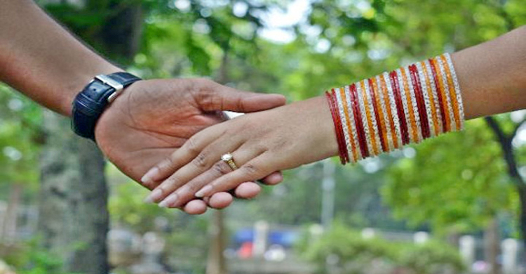 স্বামীর সঙ্গে প্রেমিককে নিয়ে ঘুরতে গেলেন প্রেমিকা, অতঃপর...