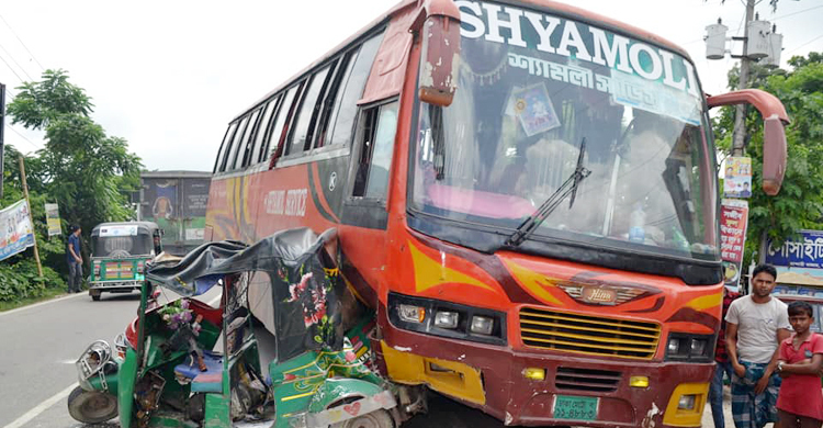 Shyamoli bus crushes an auto-rickshaw injuring 6