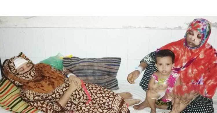 বিয়েতে রাজি না হওয়ায় মা-মেয়েকে কুপিয়ে জখম