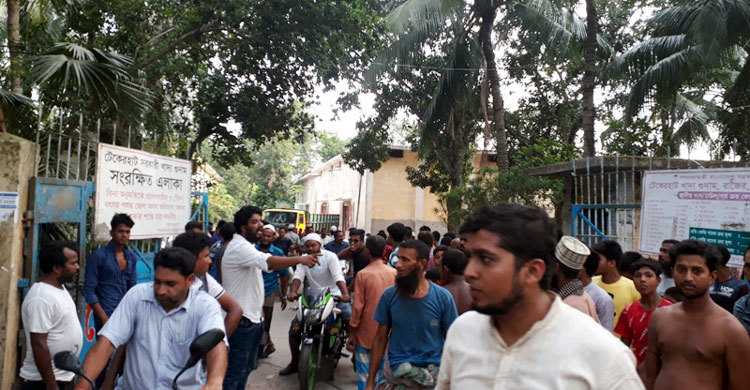 খাদ্য গুদামের বস্তা থেকে চাল চুরির সময় দুইজন আটক