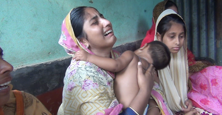 অবুঝ দুই সন্তানকে বুকে নিয়ে কাঁদছেন মা