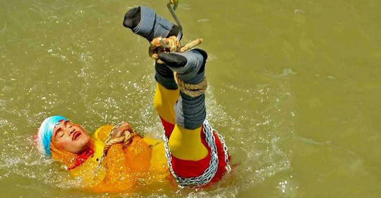 Kolkata magician dies underwater after stunt fails