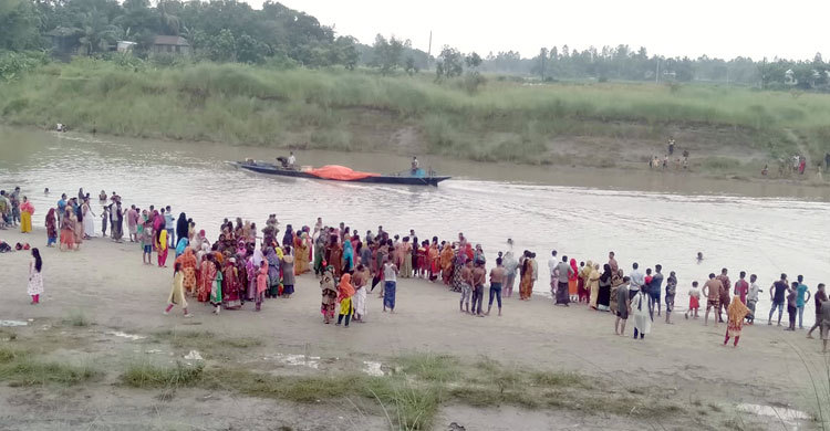 বাবার কোমর ছেড়ে পানিতে তলিয়ে গেল মেয়ে