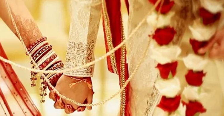 প্রেমিকের বাড়িতে প্রেমিকার বিষ পান, হাতে স্যালাইন নিয়ে বিয়ে
