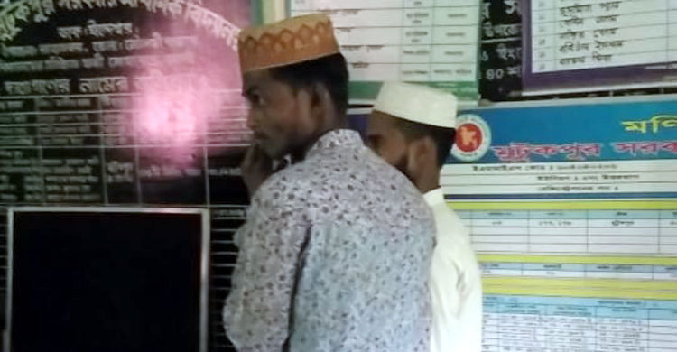 পরীক্ষার হলে ঢুকে প্রধান শিক্ষককে পেটাল দুই মাদরাসাছাত্র