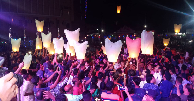 ফানুস উড়িয়ে নিজেদের স্বপ্ন জানাল এক হাজার তরুণ-তরুণী