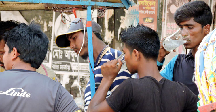 গরমে স্বস্তির আশায় শরবতের দোকানে পথচারীরা