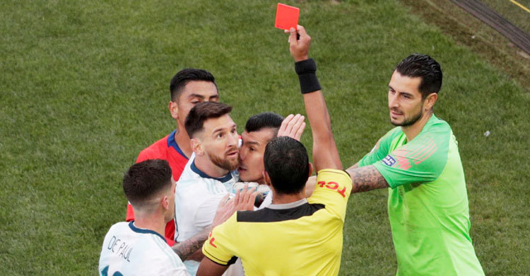 Messi gets controversial red card but Argentina beat Chile