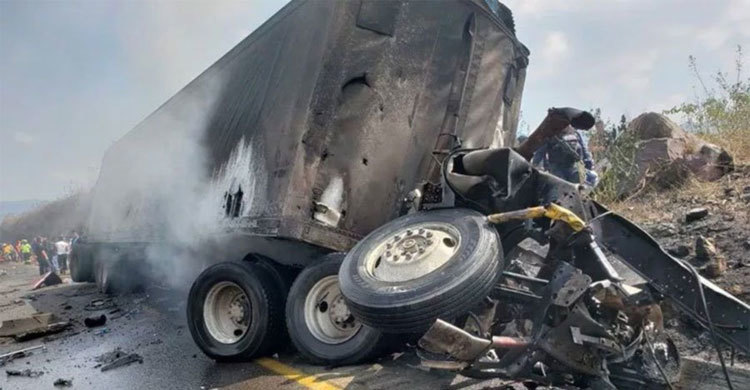 21 killed in fiery Mexico road accident