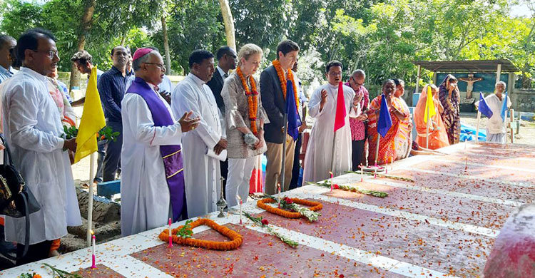 বানিয়ারচর চার্চে নিহতদের স্মরণ করলেন মার্কিন রাষ্ট্রদূত