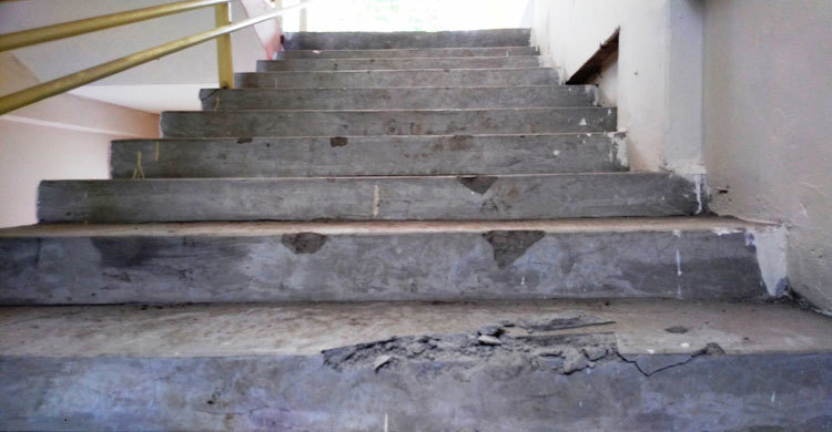 স্কুল ভবন হস্তান্তরের আগেই ভেঙে গেছে সিঁড়ি ও জানালা