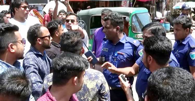 হাসপাতালে দুর্নীতি, সাধারণ মানুষের মানববন্ধনে ছাত্রলীগের বাধা