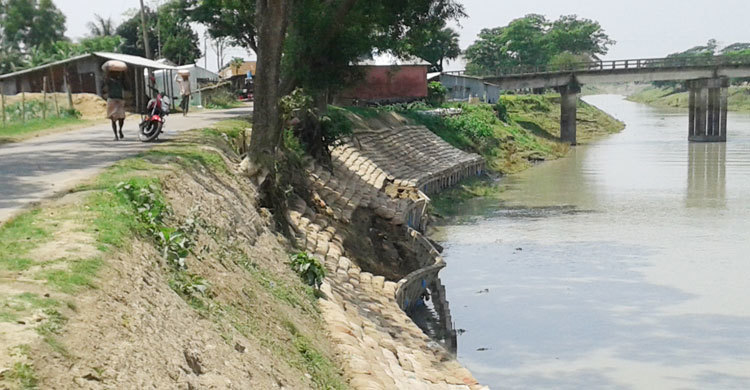 সিমেন্ট ছাড়া বাঁধ নির্মাণ, কাজ শেষ হওয়ার আগেই ভাঙন