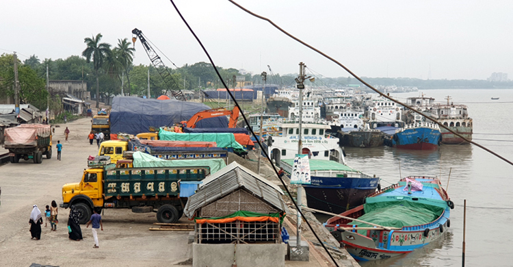 খুলনায় পণ্যবাহী নৌযান চলাচল বন্ধ
