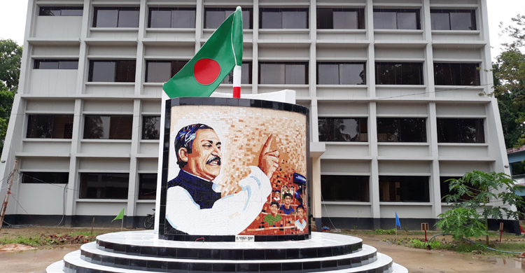 পাহাড়ে বঙ্গবন্ধু ও ৭ বীরশ্রেষ্ঠের ম্যুরাল