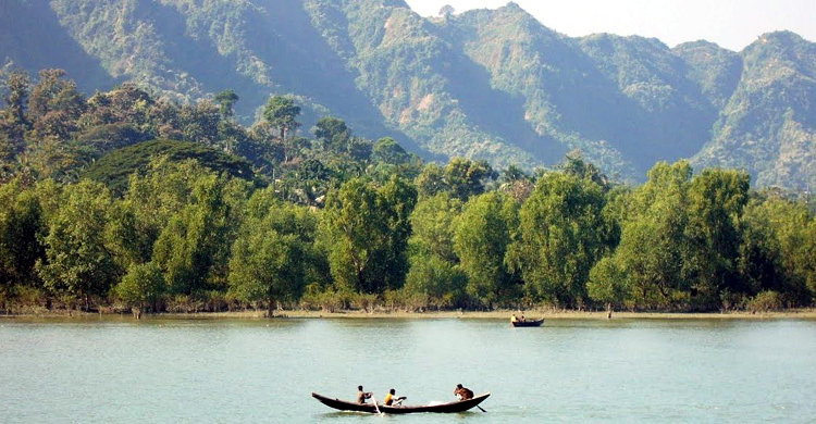 অবশেষে ফিরলেন নাফ নদ থেকে অপহৃত ৪ জেলে