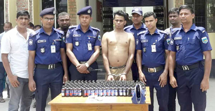 নওগাঁয় ১৫৫ বোতল ফেনসিডিলসহ পিকআপ চালক আটক