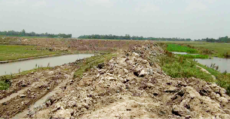 প্রভাব খাটিয়ে উন্মুক্ত জলাশয়ে বাঁধ নির্মাণ