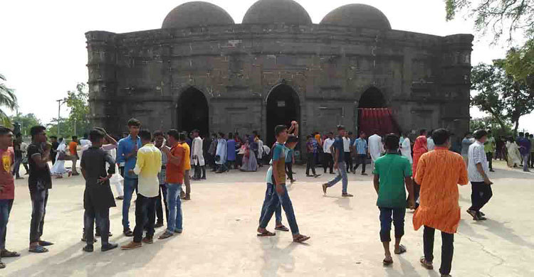 কুসুম্বা মসজিদে দর্শনার্থীদের উপচে পড়া ভিড়
