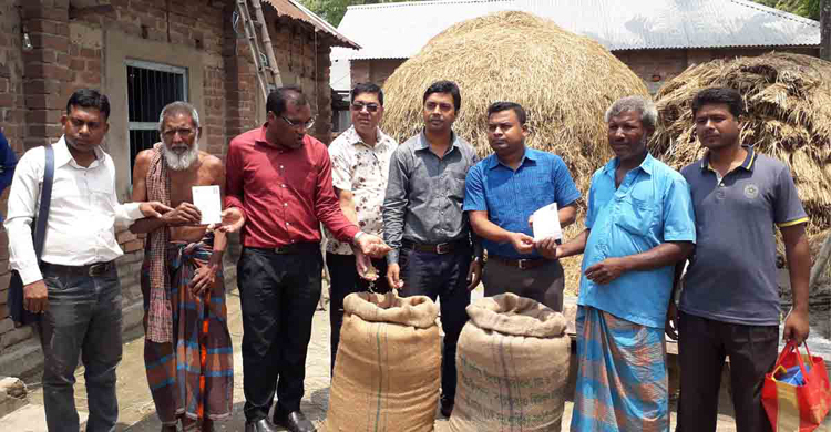 ইউএনও বাড়ি গিয়ে ধান কেনায় আবেগ আপ্লুত কৃষকরা