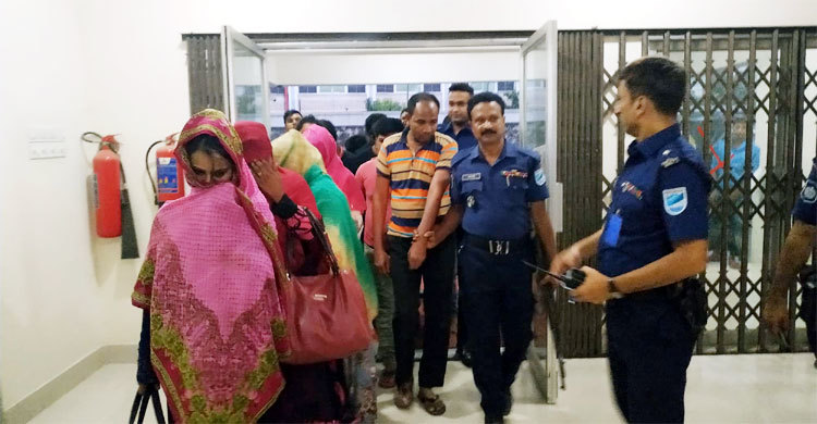 সিদ্ধিরগঞ্জে আবাসিক হোটেল থেকে ১৭ নারী-পুরুষ ধরা