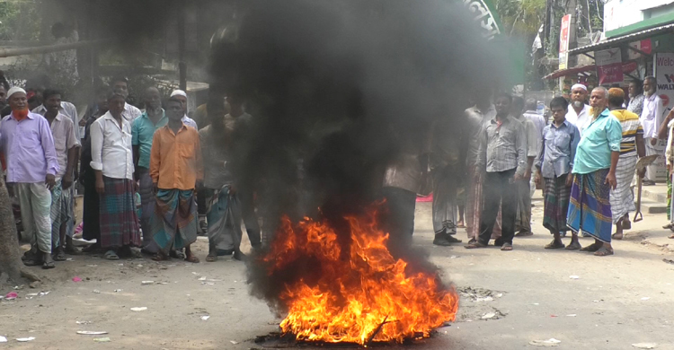 নরসিংদীতে সড়কে আগুন জ্বালিয়ে শ্রমিকদের ধর্মঘট