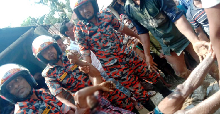 শ্বাস বন্ধ হয়ে দুই শ্রমিকের মৃত্যু