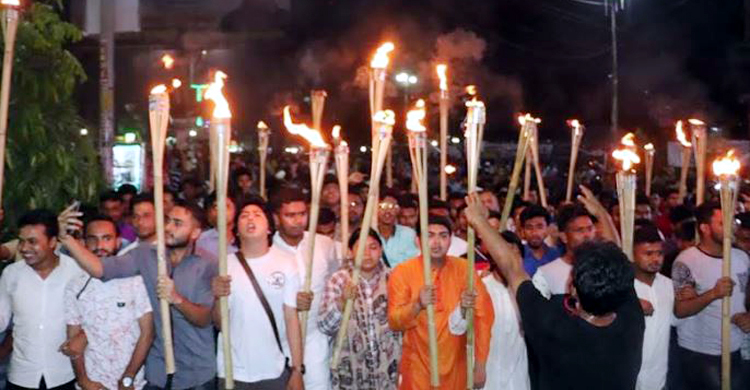 নুসরাতকে হত্যাকারীদের ফাঁসির দাবিতে ফেনীতে মশাল মিছিল