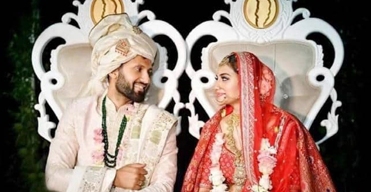 সিঁদুর মাথায় স্বামীকে নিয়ে দেশে ফিরলেন নুসরাত