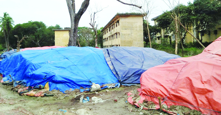 রোদ-বৃষ্টিতে নষ্ট হচ্ছে ১০ কোটি টাকার সার